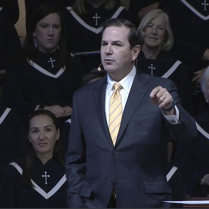 Steve Wells addressing the congregation with the Sanctuary Choir behind during his sermon on September 24