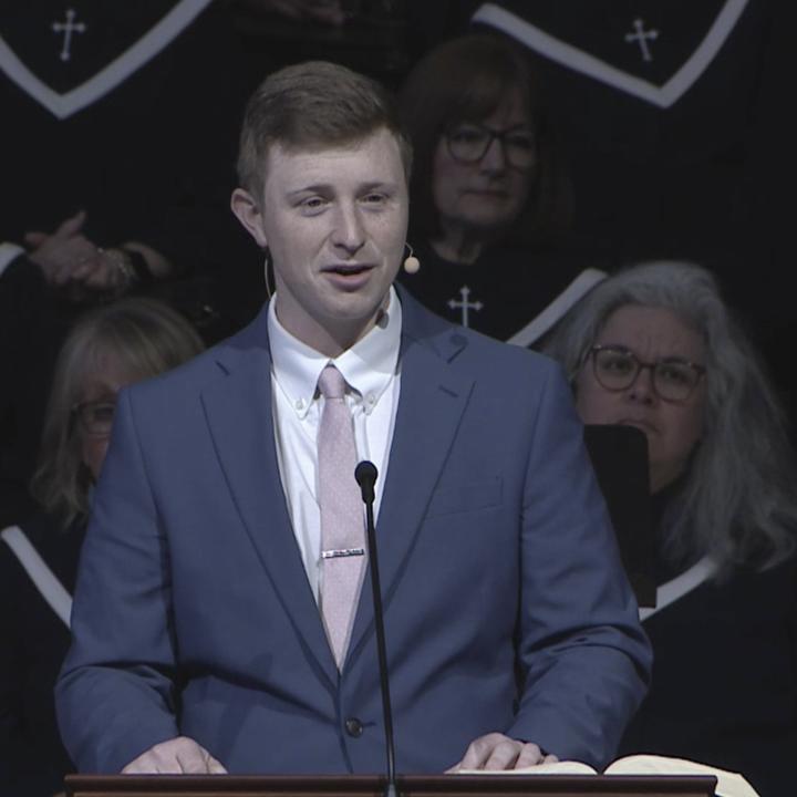 lane craig addressing the congregation during his sermon